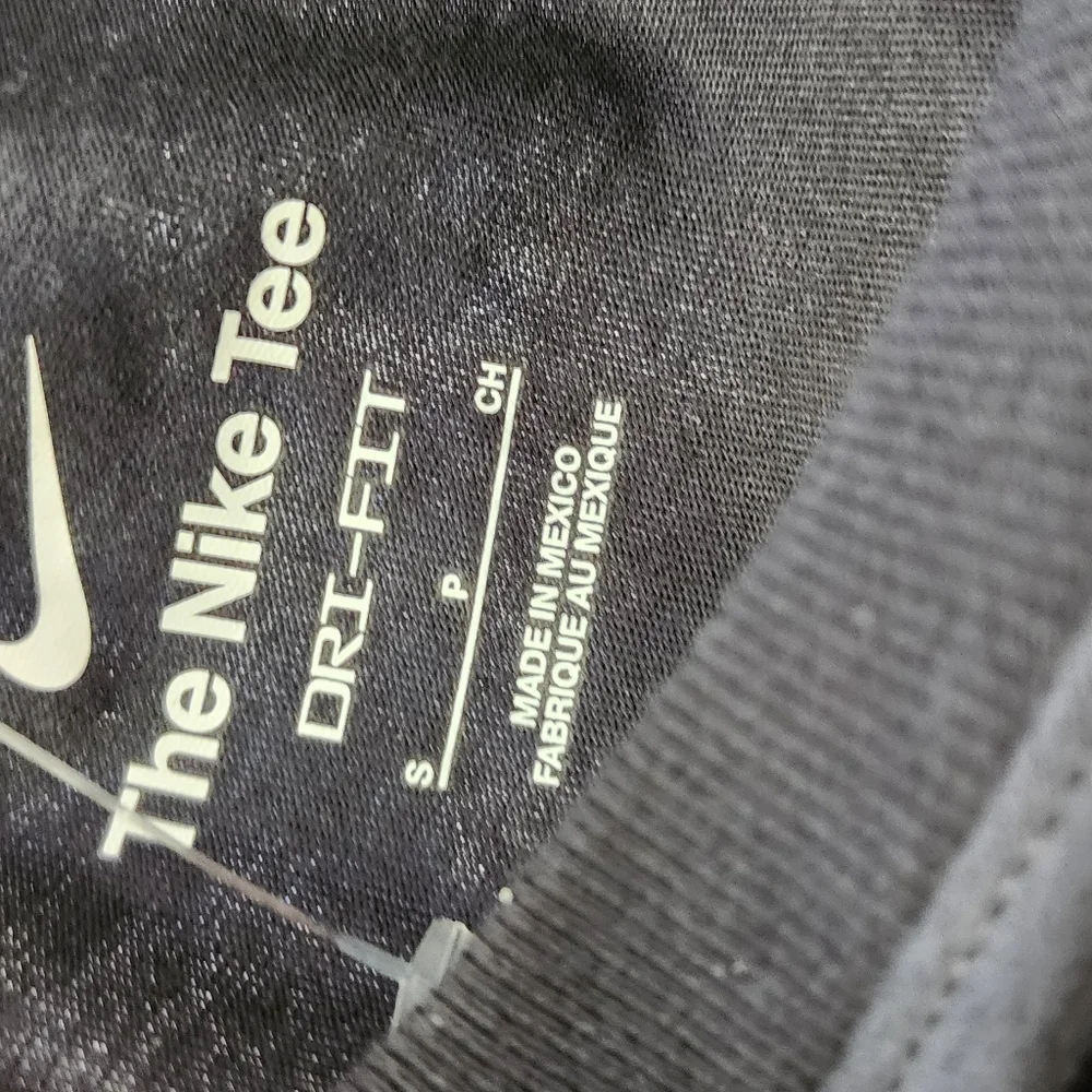 Nike LeBron James Strive For Greatness Lion Crown Logo Dri-Fit Black‎ sz S NWT